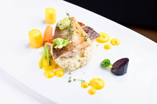 Cuisine Raffinée Filet Poisson Pané Aux Herbes Épices Sur Risotto — Photo