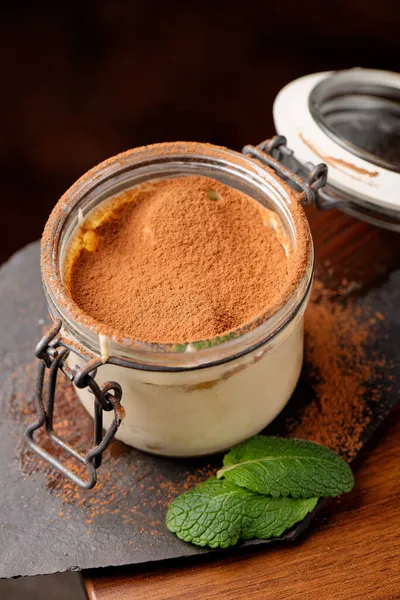 Tradiční Italský Dezert Tiramisu Sklenici — Stock fotografie