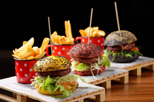 Hamburguesas Gourmet Con Papas Fritas — Foto de Stock