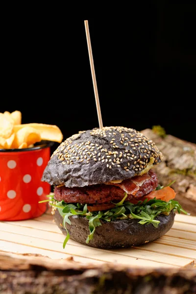 Gurmánské Čerstvé Chutné Americké Burgery Hranolky Dřevěném Stole — Stock fotografie
