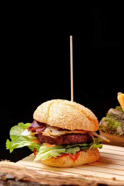 Gourmet Färsk Välsmakande Amerikansk Hamburgare Och Pommes Frites Träbord — Stockfoto