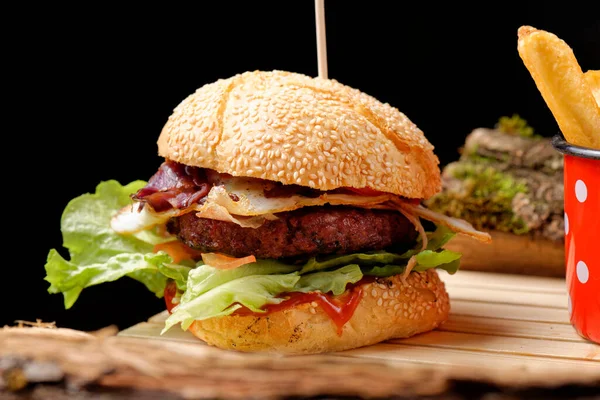 Gourmet Färsk Välsmakande Amerikansk Hamburgare Och Pommes Frites Träbord — Stockfoto