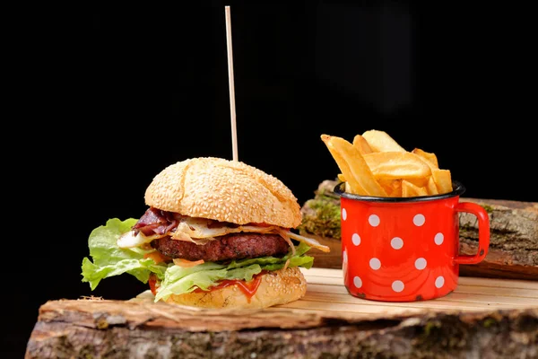 Smakosz Świeży Smaczny Amerykański Burger Frytki Drewnianym Stole — Zdjęcie stockowe