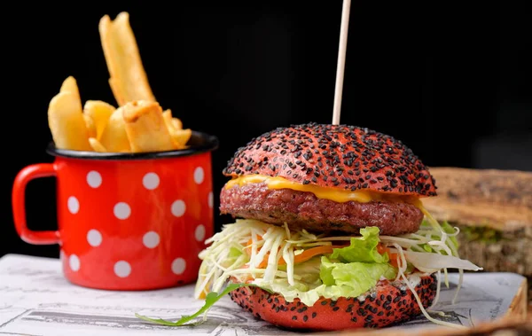 Gourmet Proaspăt Gustoase Burger American Cartofi Prăjiți Masă Lemn — Fotografie, imagine de stoc