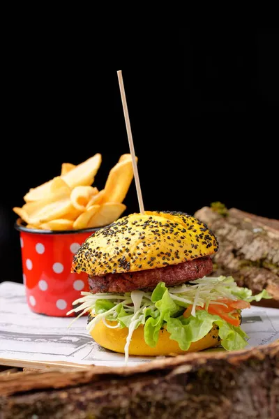 Gurme Taze Amerikan Hamburgeri Ahşap Masada Patates Kızartması — Stok fotoğraf
