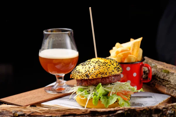 Gourmet Frische Leckere Amerikanische Burger Und Pommes Frites Auf Holztisch — Stockfoto