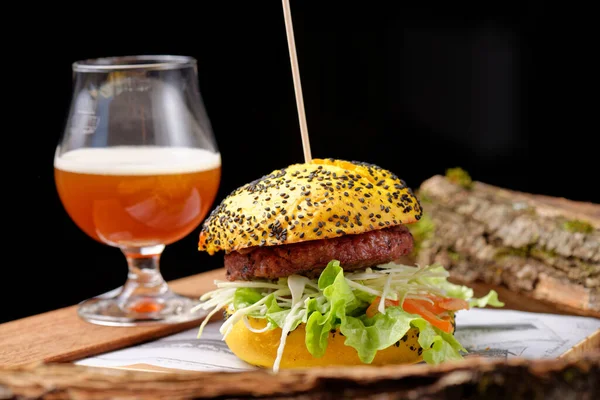 Gourmet Färsk Välsmakande Amerikansk Hamburgare Och Pommes Frites Träbord — Stockfoto