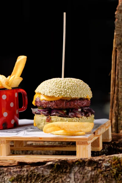 Gourmet Frische Leckere Amerikanische Burger Und Pommes Frites Auf Holztisch — Stockfoto