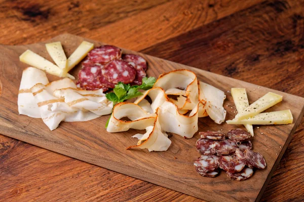 チーズ 塩漬け肉豚肉店の選択サラミ — ストック写真