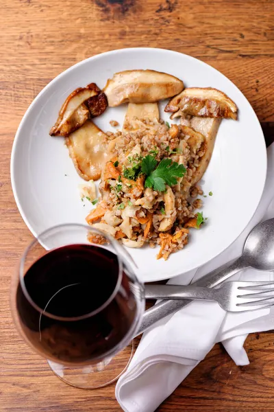 Gerstenrisotto Mit Steinpilzen — Stockfoto