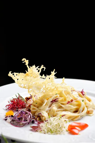 Macarrão Italiano Com Chicória Nozes Comida Vegetariana — Fotografia de Stock