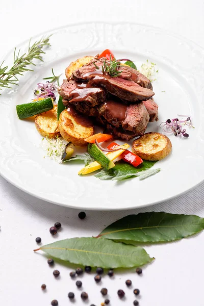 Carne Assada Fatiada Grelhada Batata Salada — Fotografia de Stock