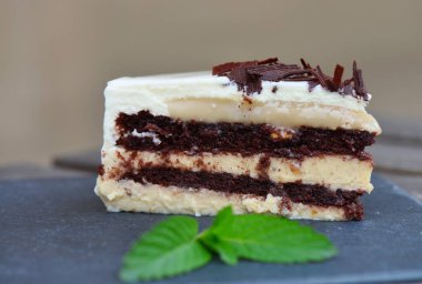White chocolate cream cake 