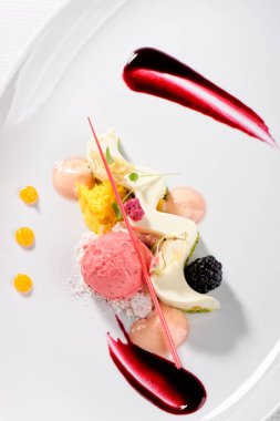 Güzel yemek tatlı, ahududu Parfait, dondurma, beyaz çikolata mousse ve baharatlar