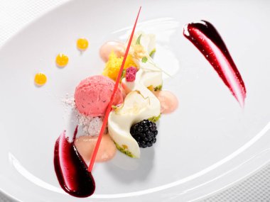 Güzel yemek tatlı, ahududu Parfait, dondurma, beyaz çikolata mousse ve baharatlar