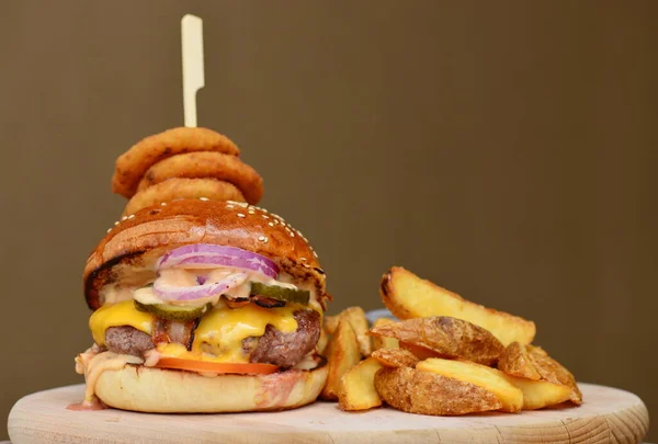 Gourmet Craft Bacon Cheeseburger Chips Onion Rings — Stok fotoğraf