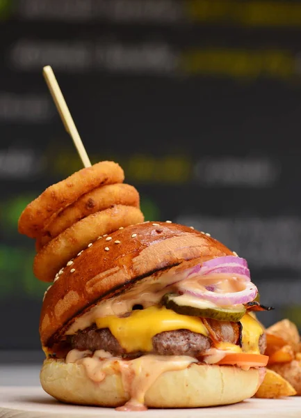 Gourmet Craft Bacon Cheeseburger Chips Onion Rings —  Fotos de Stock