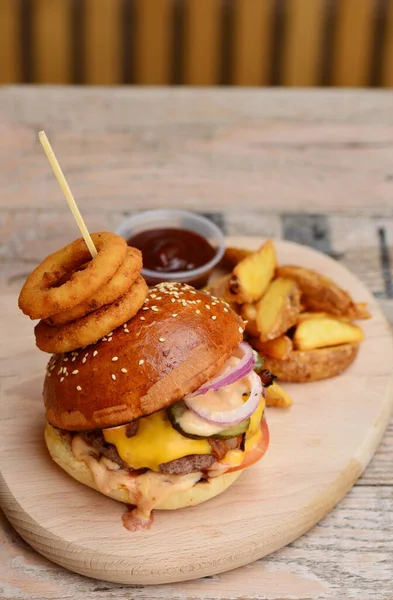 Gourmet Craft Bacon Cheeseburger Chips Onion Rings — Fotografia de Stock