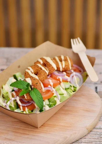 Close Tirar Tigela Com Fast Food Salada Frango — Fotografia de Stock