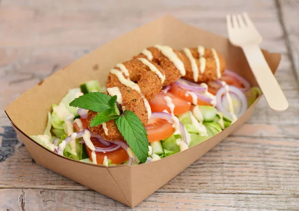 Aproape Lua Castron Departe Salată Pui Fast Food — Fotografie, imagine de stoc