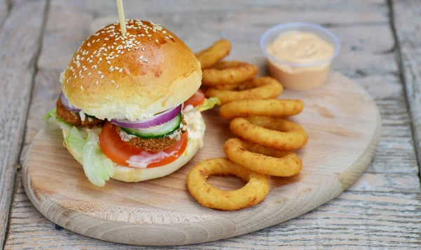 Fresh Fried Fish Burger Vegetables Onion Rings — Fotografie, imagine de stoc