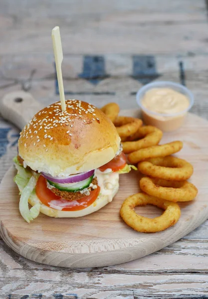 Hambúrguer Peixe Fresco Frito Com Legumes — Fotografia de Stock