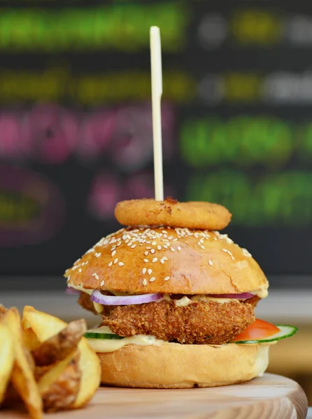 Großer Knuspriger Chicken Burger — Stockfoto