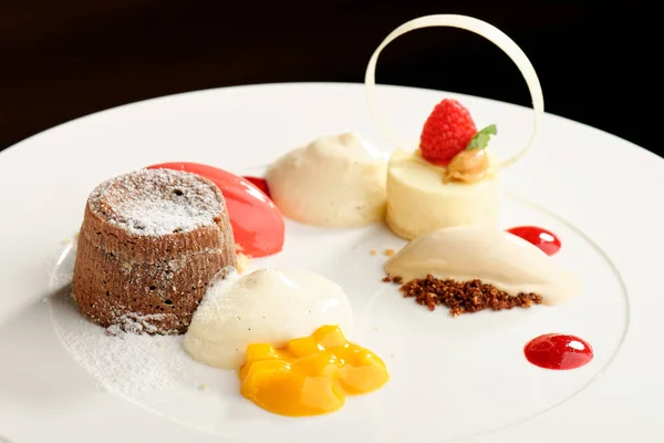 Feines Dessert Himbeerparfait Eis Weiße Schokoladenmousse Und Gewürze — Stockfoto