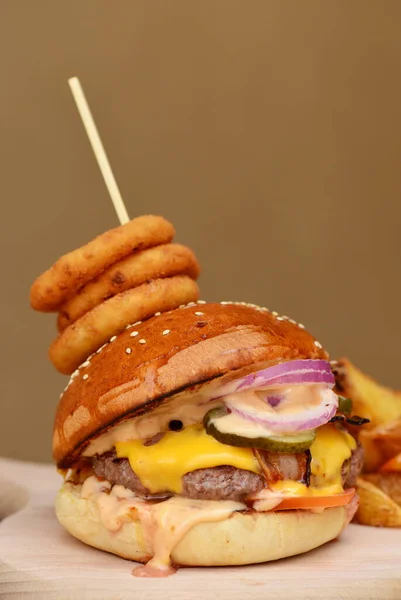 Gourmet Craft Bacon Cheeseburger Chips Onion Rings Stock Snímky