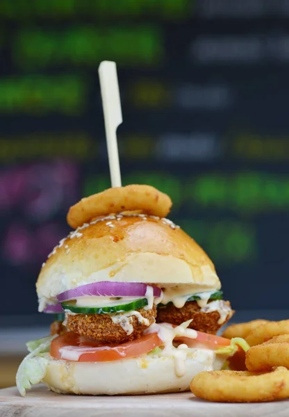 Čerstvý Smažený Rybí Burger Zeleninou Stock Fotografie
