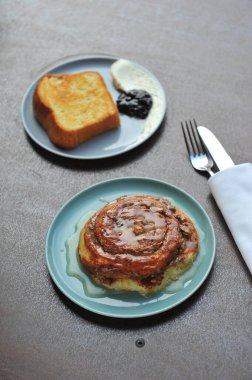 Kahvaltı seti masada.