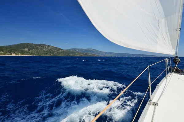 Deniz Yarışında Lüks Bir Yat Yelkenli Yarışı Yat Gezisi — Stok fotoğraf