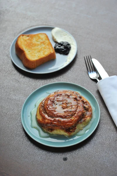 Colazione Apparecchiata Sul Tavolo — Foto Stock