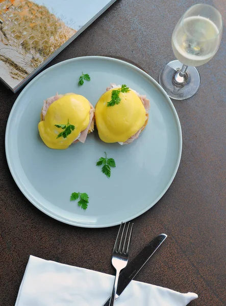 Eggs Benedict Toasted English Muffins Ham Poached Eggs — Stock Photo, Image
