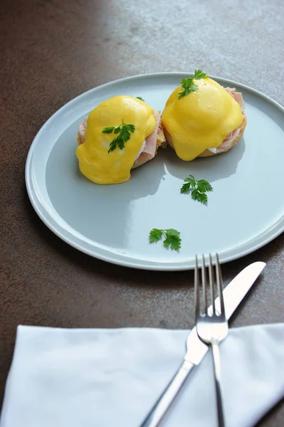 Huevos Benedict Panecillos Ingleses Tostados Jamón Huevos Escalfados —  Fotos de Stock