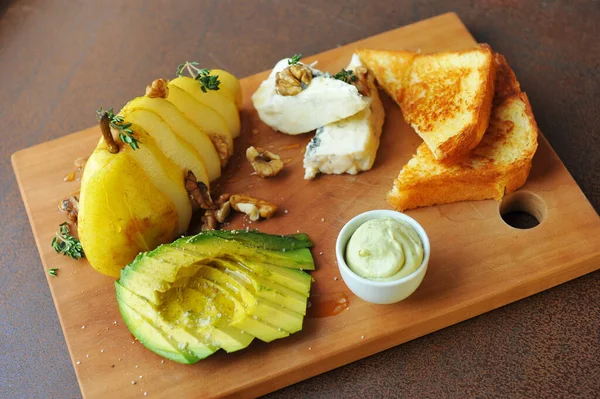 Healthy Brekfast Toast Cream Cheese Pear Avocado — Stock Photo, Image