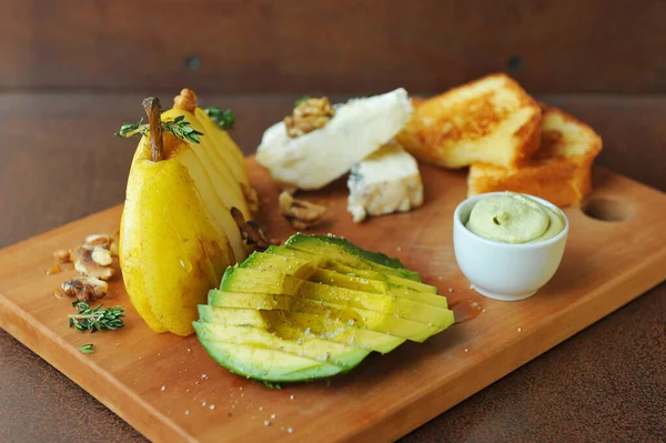 健康的な朝食 クリームチーズトースト 梨とアボカド — ストック写真