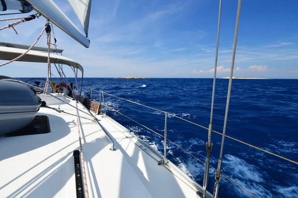 Πολυτελές Γιοτ Στη Θάλασσα Ρεγκάτα Ιστιοπλοΐας Κρουαζιέρα Σκάφος Royalty Free Φωτογραφίες Αρχείου