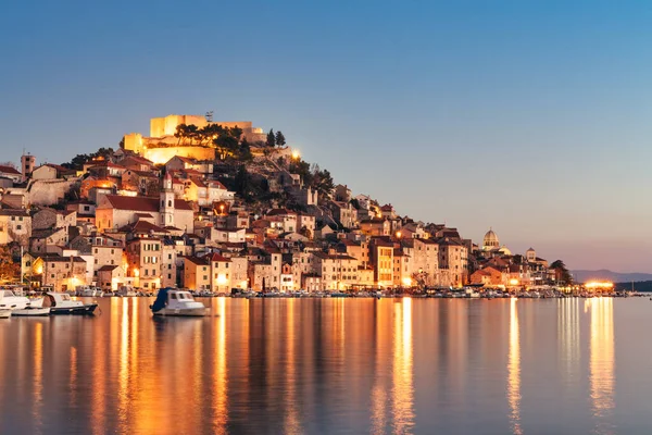 Sibenik 'in Croati' deki aydınlık panoramik görüntüsü