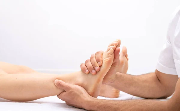 Osteopath Doctor Hands Hace Tratamiento Osteopatía Pacientes Pie Concepto Cuidado —  Fotos de Stock