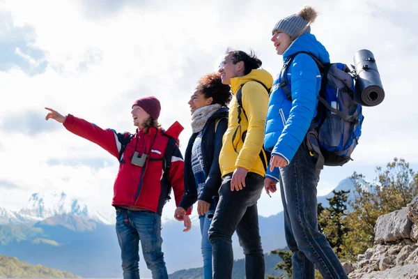 Group Young Hikers Top Mountain Enjoying View Contemplating Nature Selective — Stock Photo, Image
