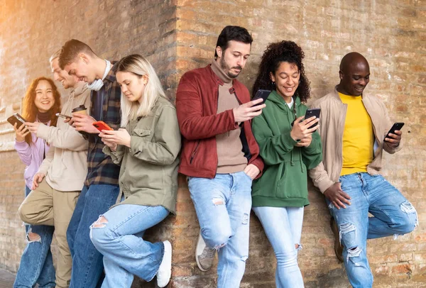 Sosyal ağlardaki içeriği paylaşmak için akıllı telefonları kullanan çok ırklı arkadaş grubu. Teknoloji yaşam tarzı konsepti - Seçici odak