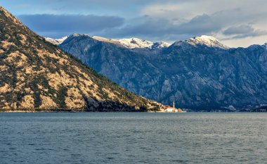 Karadağ 'ın Kotor körfezindeki Perast köyünün manzarası.