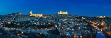 İspanya 'nın Toledo şehrinin panoramik manzarası, katedrali, kalesi ve kalesi - mavi ev
