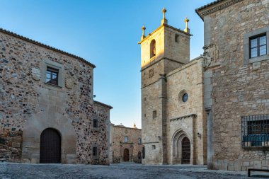 İspanya 'nın Caceres şehrinin merkezinde, San Pedro de Alcantra statüsünde ortaçağ meydanı