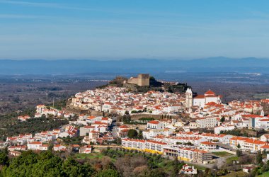 Portekiz 'in Alentejo kentindeki ortaçağ Castelo de Vide kasabasının panoramik manzarası