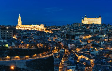 İspanya 'nın Toledo şehrinin panoramik manzarası, katedral ve alcazar - mavi ev