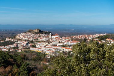 Portekiz 'in Alentejo kentindeki ortaçağ Castelo de Vide kasabasının panoramik manzarası