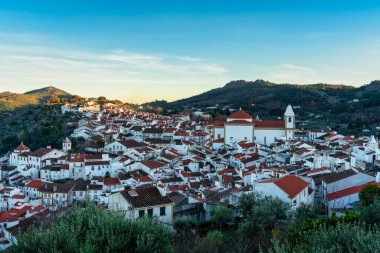 Portekiz 'in Alentejo kentindeki ortaçağ Castelo de Vide kasabasının panoramik manzarası