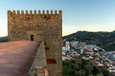Portekiz 'in Alentejo kentindeki ortaçağ Castelo de Vide kasabasının panoramik manzarası